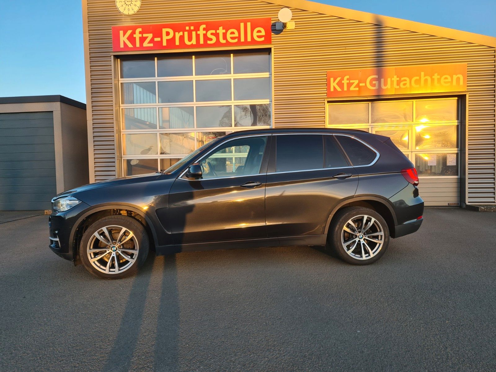 BMW X5 xDrive30d  HUD AHK 3,5t 8 Fach Neu bereift 