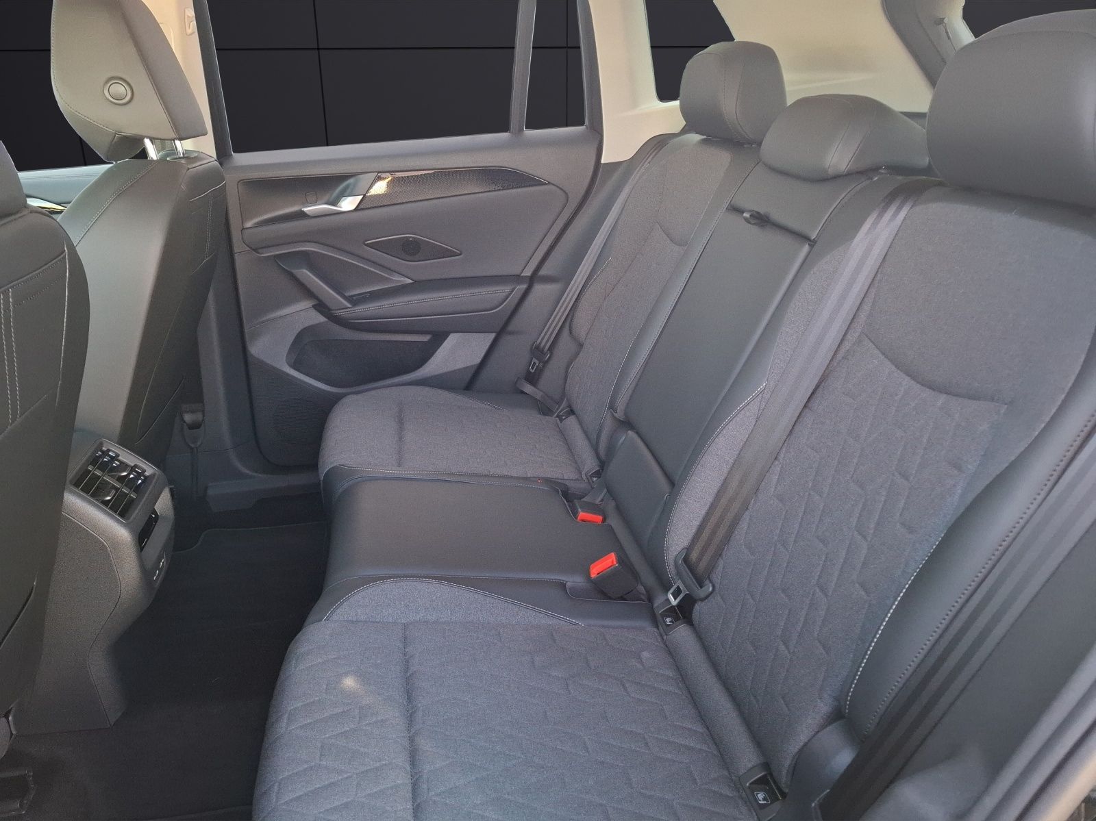 Fahrzeugabbildung Volkswagen Tiguan eTSI Life DSG Standhzg. LED AHK Navi AID