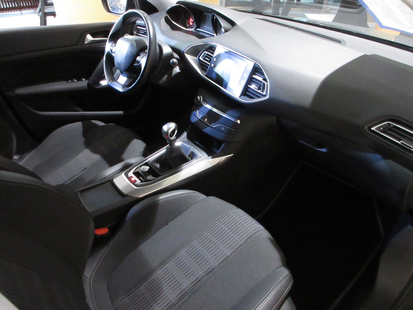 Fahrzeugabbildung Peugeot 308 SW Allure 1.2T LED/NAVI/PDC/R´CAM/BLIS