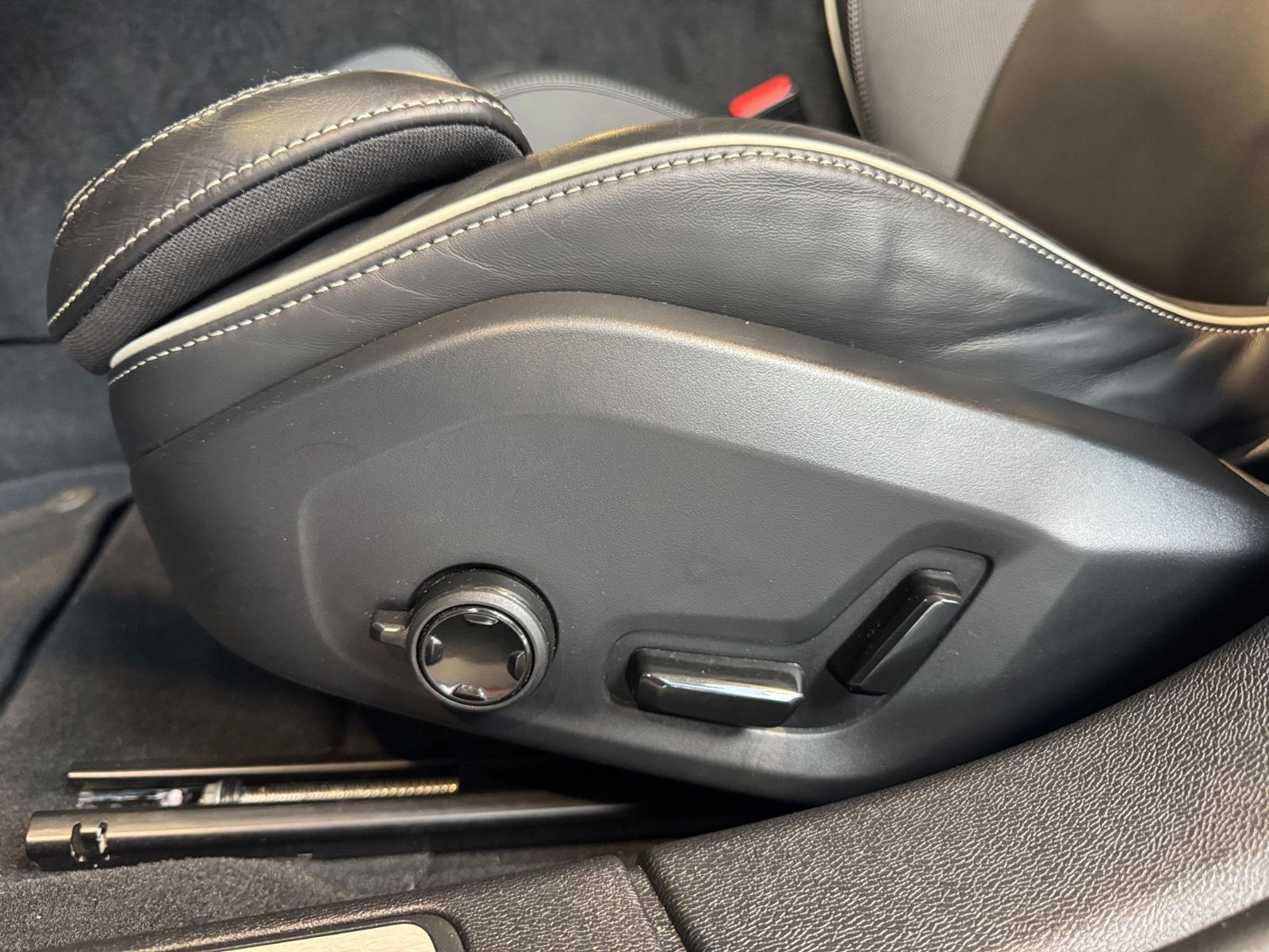 Fahrzeugabbildung Volvo S60 Lim. Plus Dark PANO 360° H/K LED