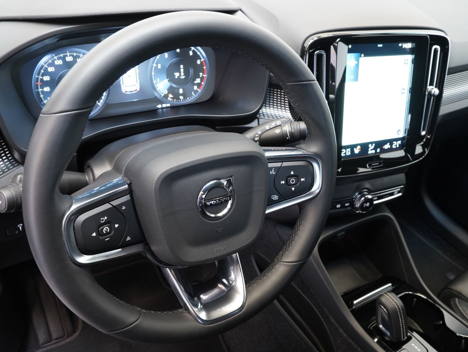 Fahrzeugabbildung Volvo XC40 B4 B R Design LED/NAVI/ACC/LEDER/360°