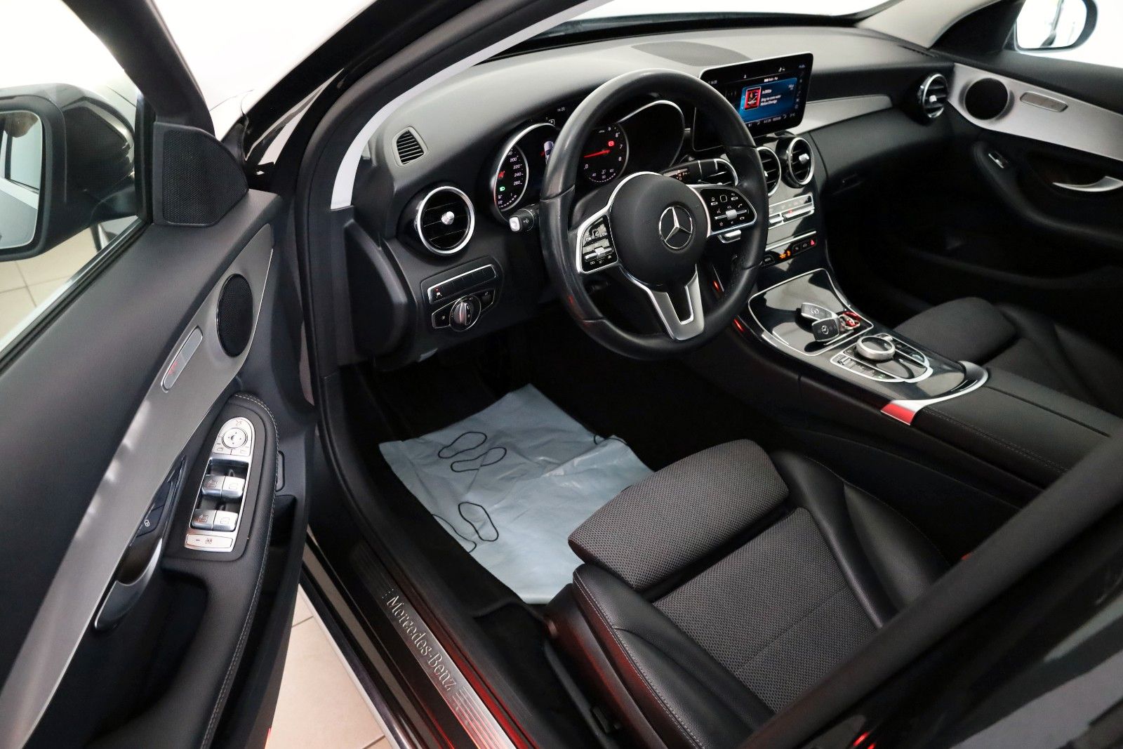 Fahrzeugabbildung Mercedes-Benz C 180 T-Modell,T.Leder,Navi,LED,SH,Kamera,ACC
