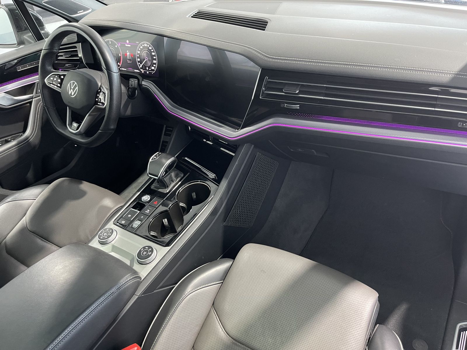 Fahrzeugabbildung Volkswagen Touareg 3.0 TDI*R-Line*4Motion*AHK*Leder*Pano*
