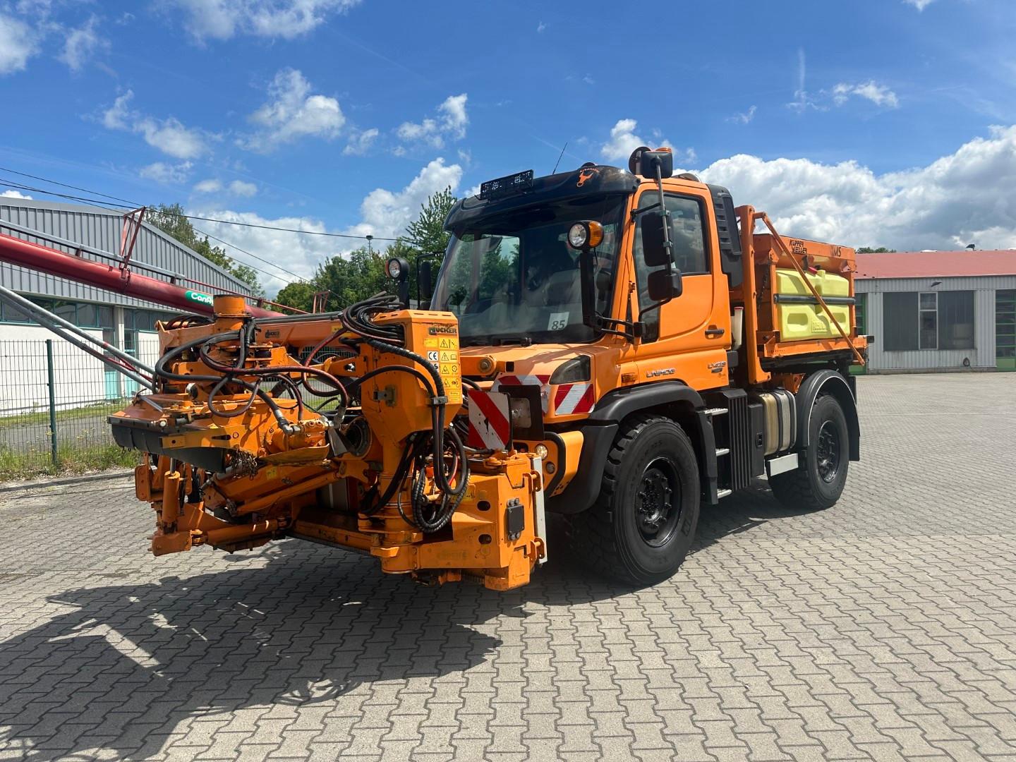 Unimog U 423 / Mähausstattung Dücker / Salzstreuer