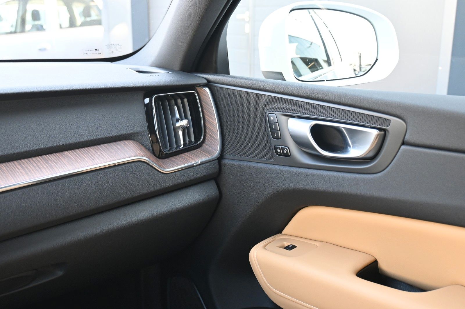 Fahrzeugabbildung Volvo XC60 B4 Plus Bright*LED*Google*STHZ*NAVI*AHK