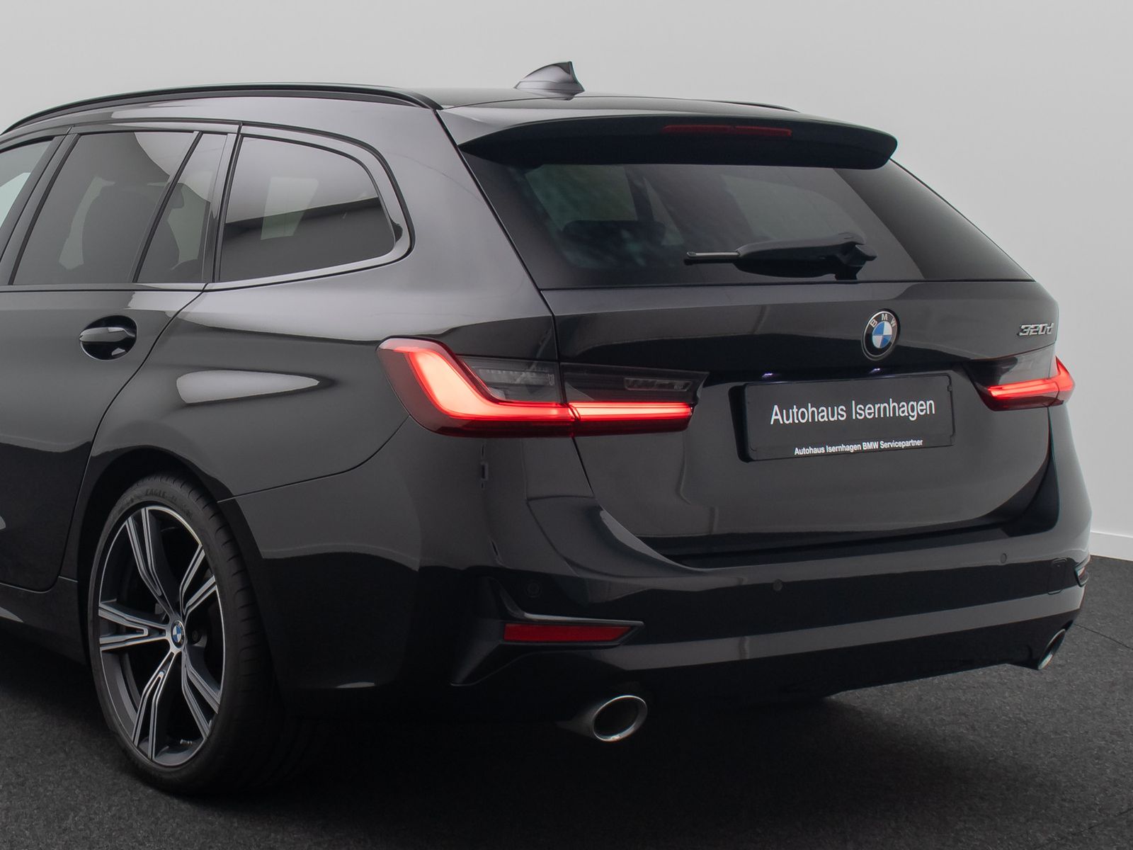 Fahrzeugabbildung BMW 320d ACC Alarm HUD DAB H/K Panoram Sportsitz 19"