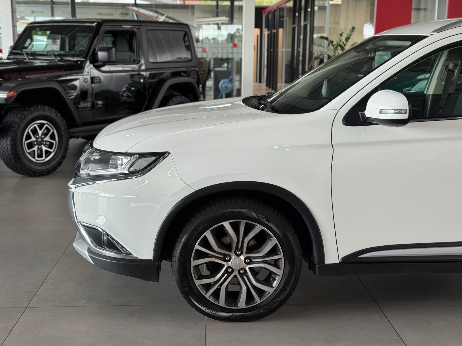 Fahrzeugabbildung Mitsubishi Outlander 2.2 DI-D Plus 4WD  NUR HÄNDLER/GEWERBE