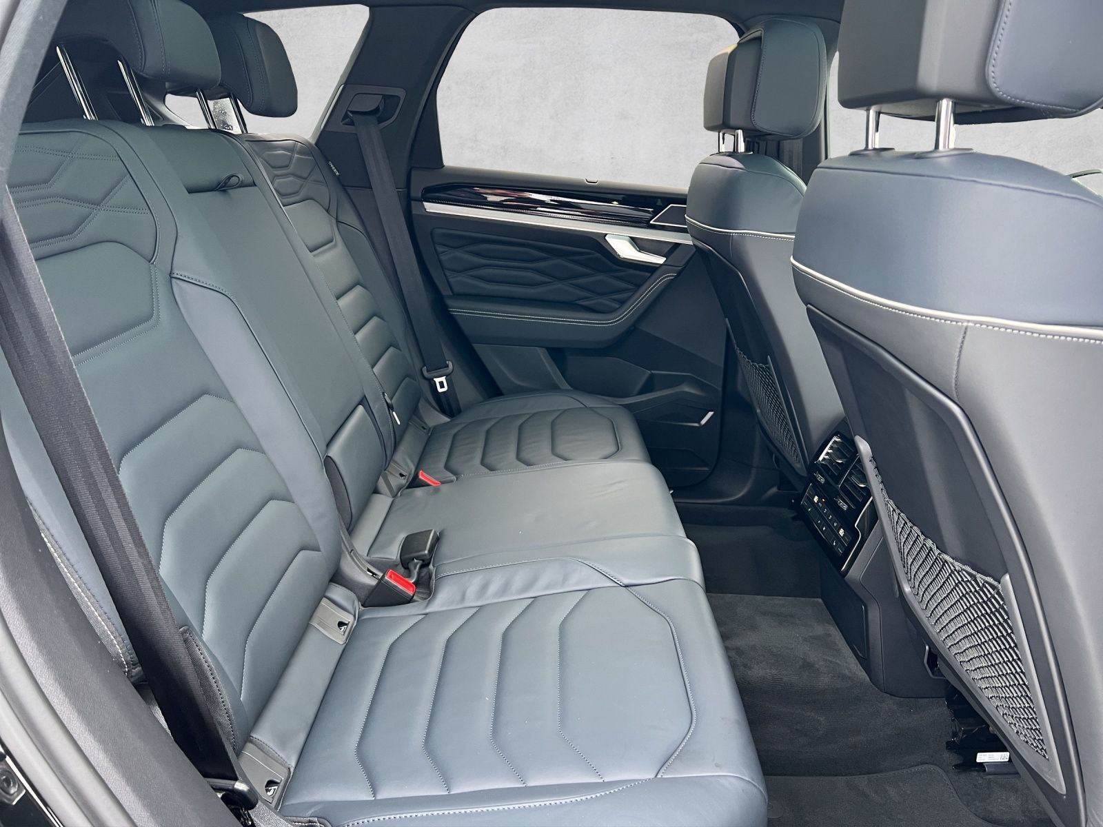 Touareg R-Line 3.0 V6 TDI 4M Leder*AHK*Luft*Blac