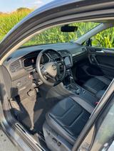 Volkswagen Tiguan Allspace 2.0 TSI / 1. Hd./Leder/AHK/Pano - Volkswagen Tiguan Allspace mit Benzin-Antrieb: Grau, Panorama-Dach