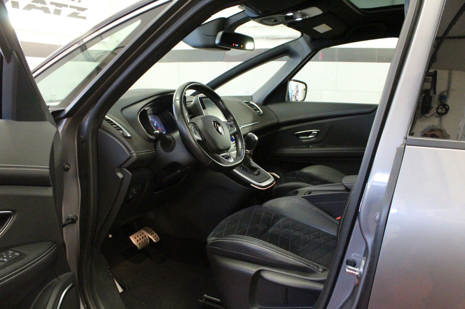 Fahrzeugabbildung Renault Grand Scenic Tce160 EDC Black*Panorama*