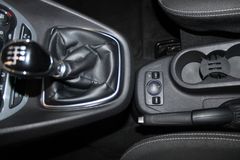 Fahrzeugabbildung Ford Tourneo Connect Titanium AHK WinterPaket CAM PDC
