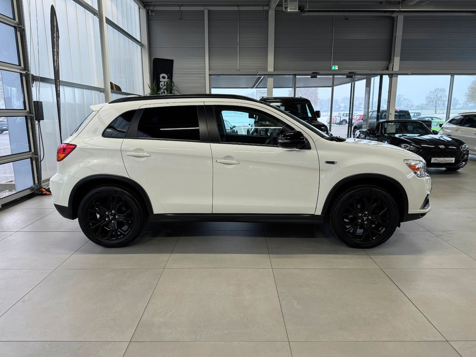 Fahrzeugabbildung Mitsubishi ASX 1.6 Edition+ Black-Paket 2WD "AHK Sitzheizg"