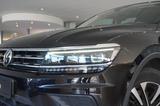 Volkswagen Tiguan 1.5 TSI IQ DRIVE DSG NAVI/LED/SHZ/AHK - Volkswagen Tiguan mit Benzin-Antrieb: Schwarz, Head-Up Display