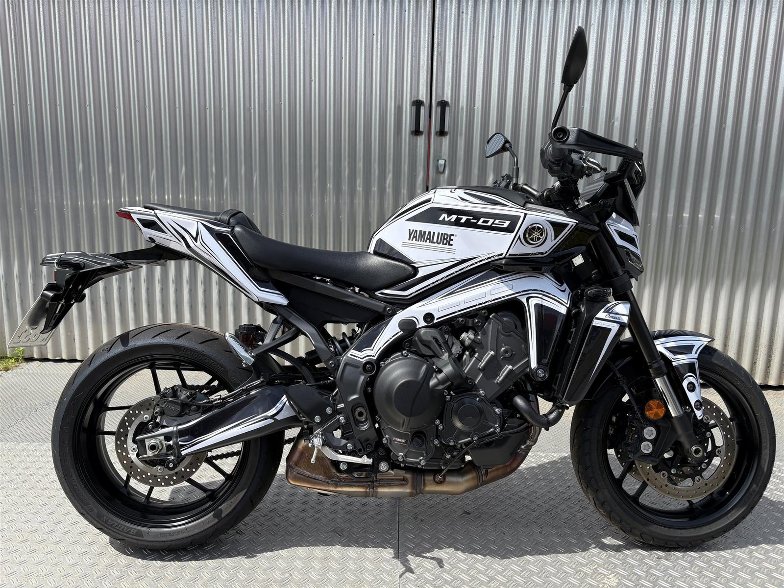 Yamaha MT-09 Y-AMT 35kW Vorführer mit ARider Dekor