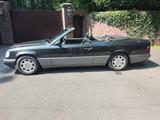 Mercedes-Benz E 220 W124 E Klasse Cabrio Oldtimer Leder - Mercedes-Benz E 220 mit Benzin-Antrieb: Sportwagen