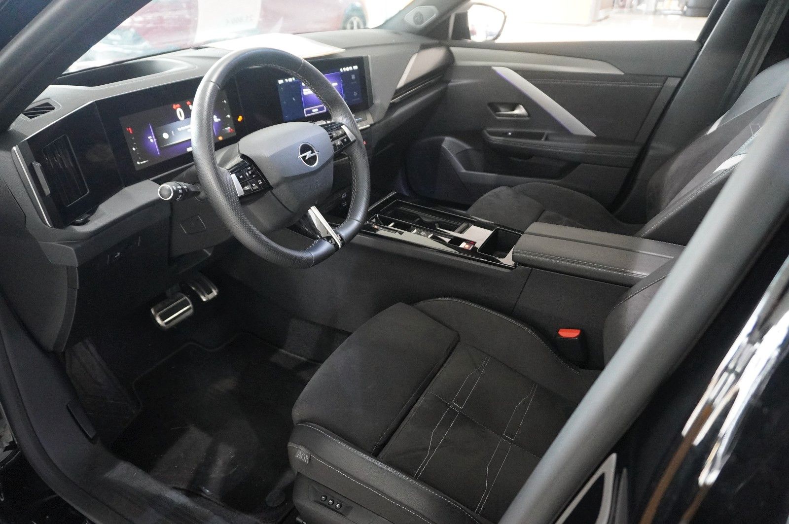 Fahrzeugabbildung Opel Astra L ST 1.2T ULTIMATE NAVI/LED/360°/PANO/DAB+