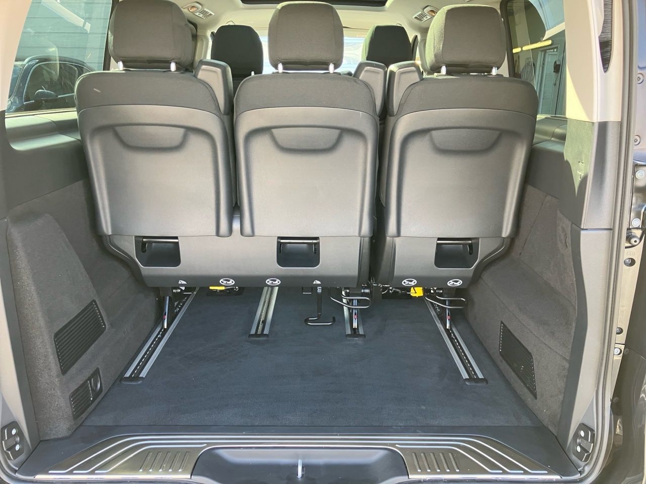 Fahrzeugabbildung Mercedes-Benz V 300 d STY/L 4x4 ALLRAD+AIRMATIC+PANO+AHK+LED