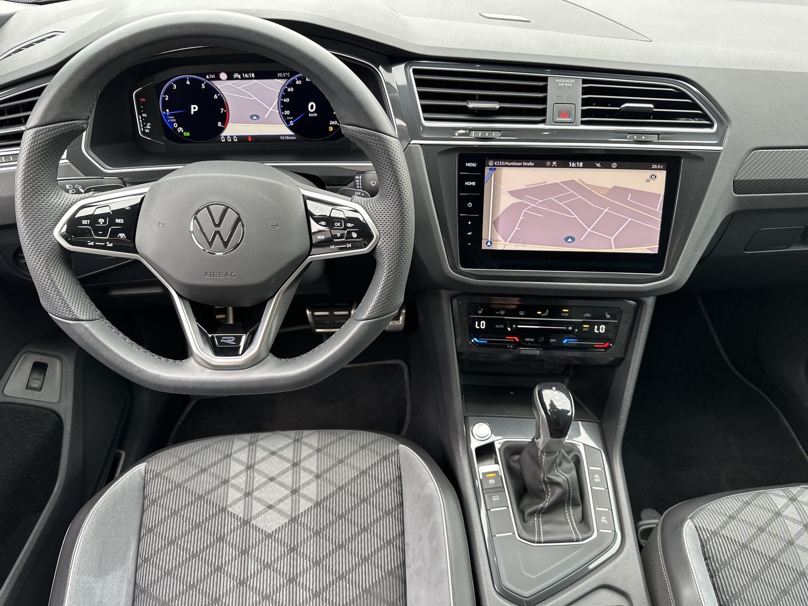 Fahrzeugabbildung Volkswagen Tiguan 1.5 TSI DSG R-Line NAV+MATRIX+ACC+360°CAM