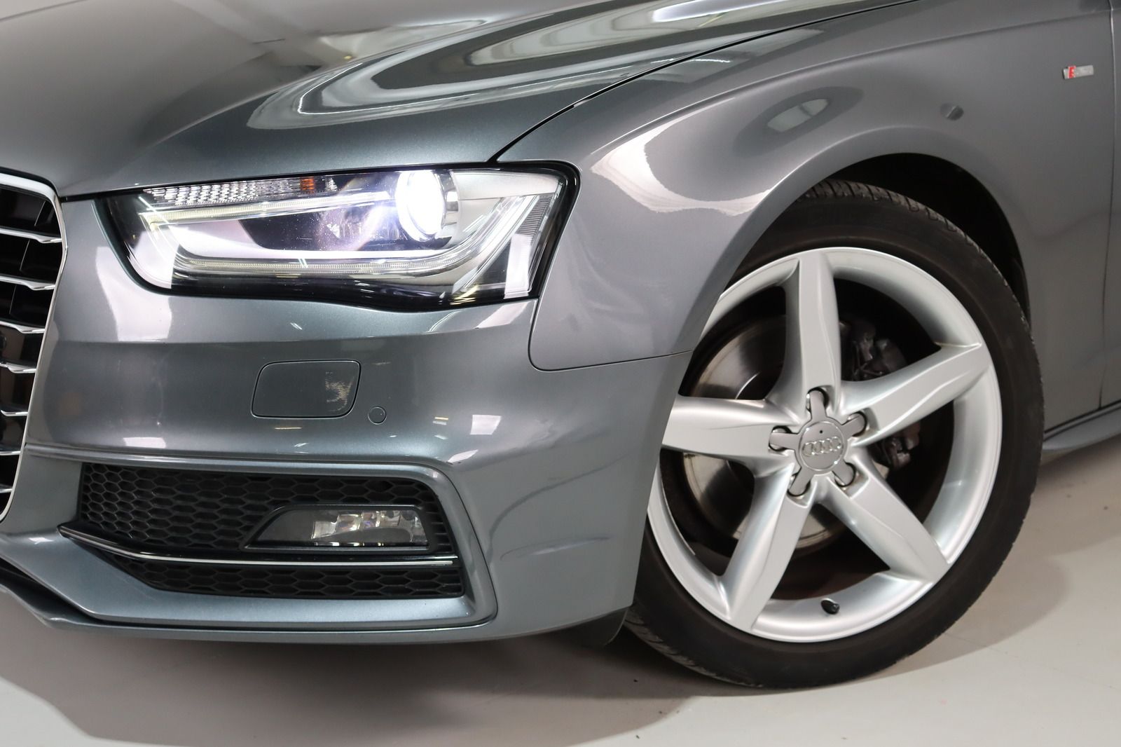 Fahrzeugabbildung Audi A4 Avant 2.0 TDI S-line * Bi- Xenon * Navi * Amb