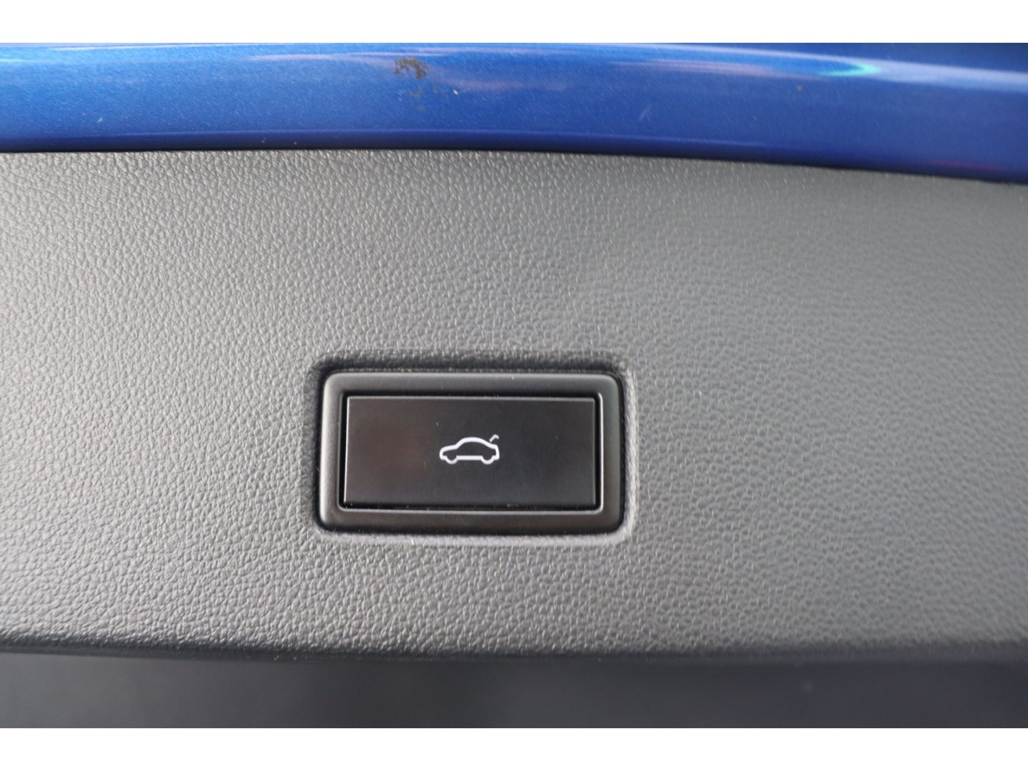 Fahrzeugabbildung Volkswagen T-Roc 1.5 Sport Pano Standheiz ACC SHZ Kamera