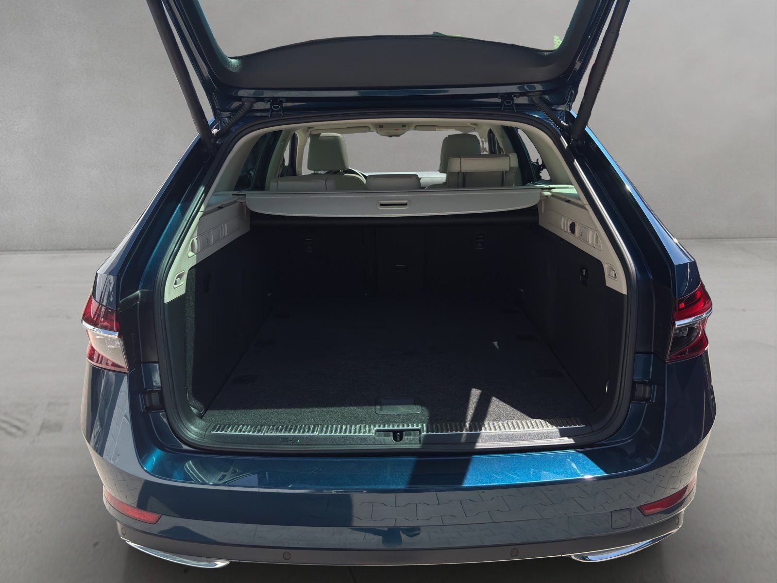 Fahrzeugabbildung SKODA Superb Combi 2.0 TDI L&K 4x4/PANO/AHK/ACC/360°KA