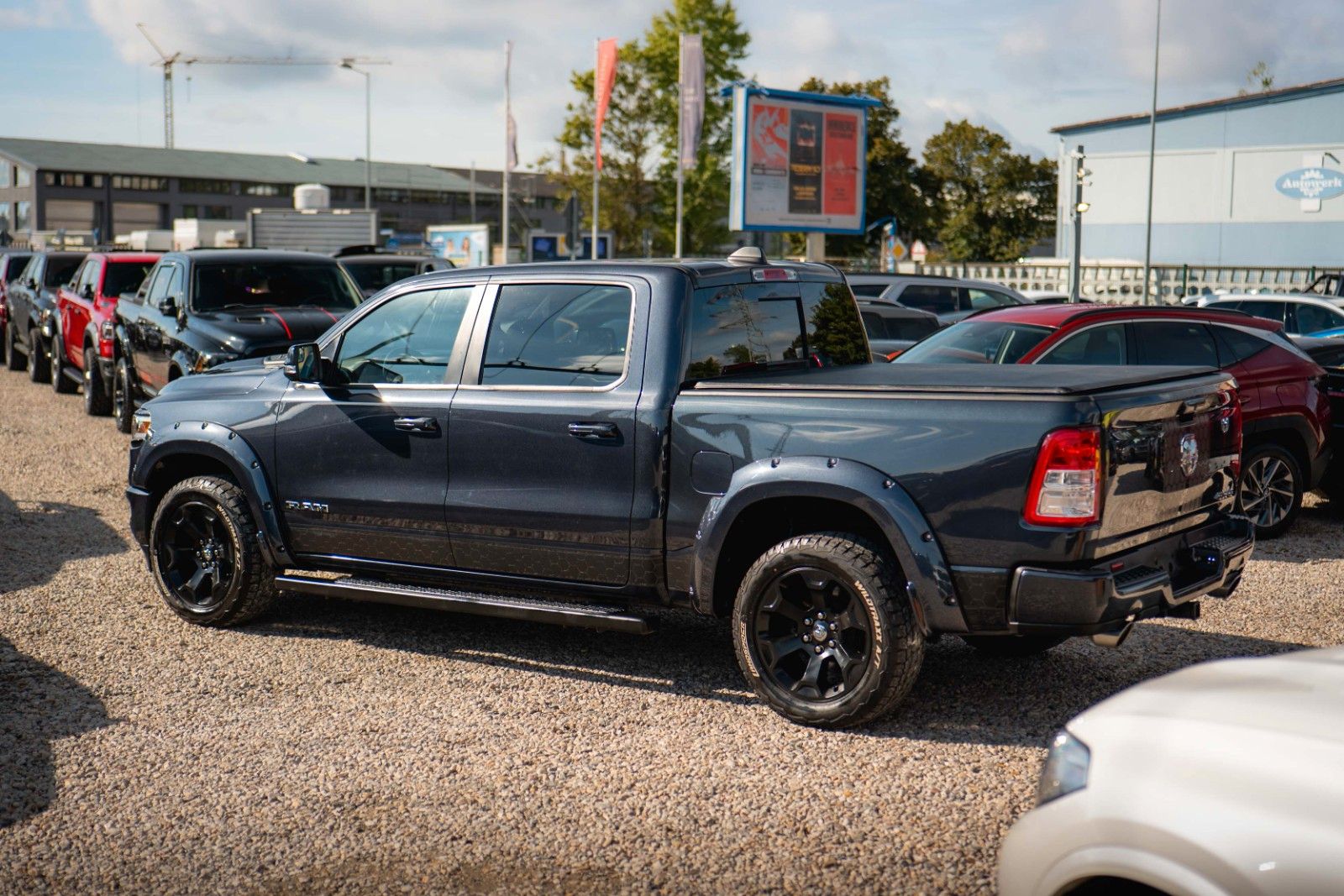 Fahrzeugabbildung Dodge RAM 5.7 V8 HEMI 4x4 OFFROAD Night Limited 19%