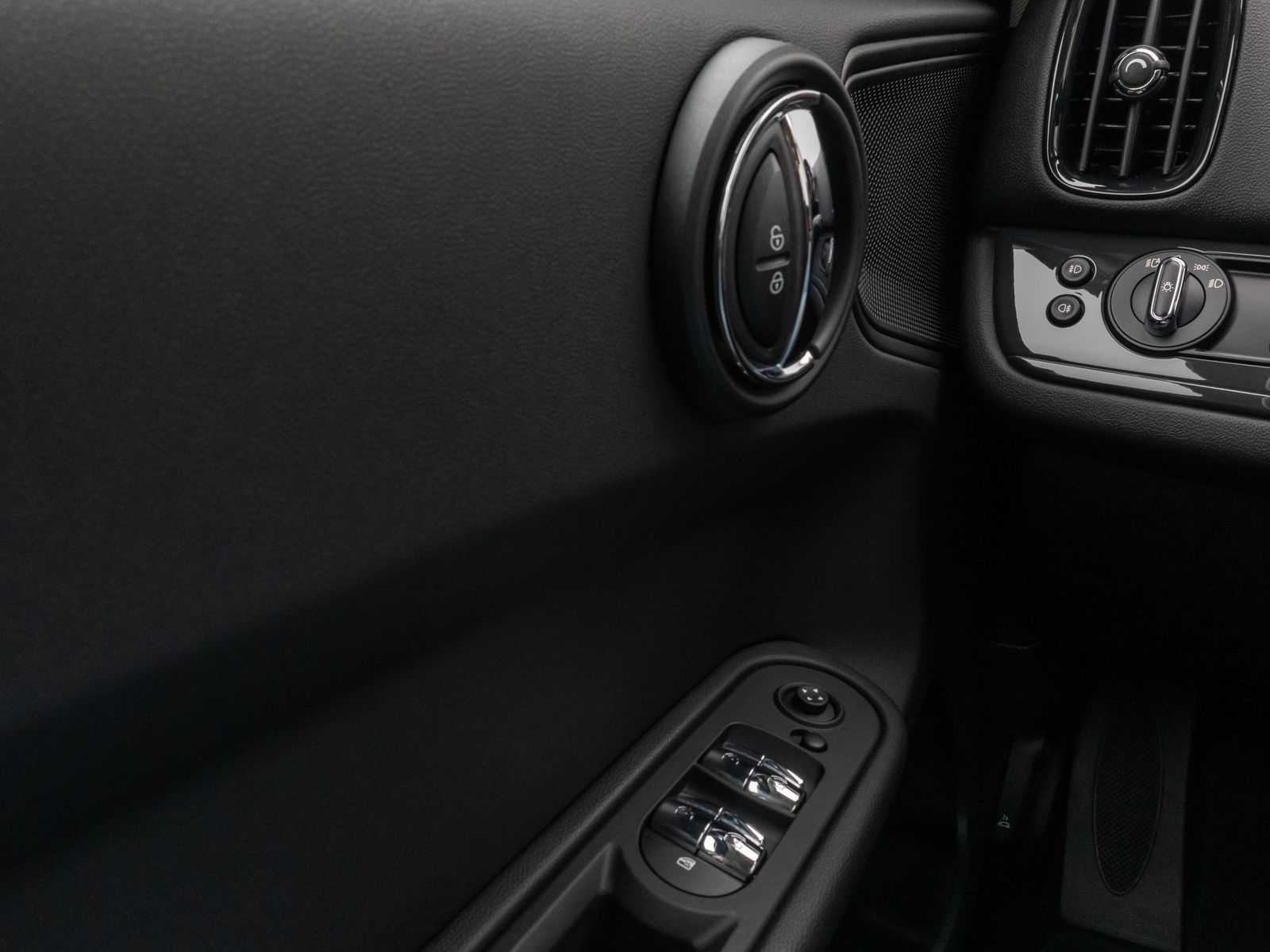 Fahrzeugabbildung MINI One Countryman Essential Trim Kamera AHK LED
