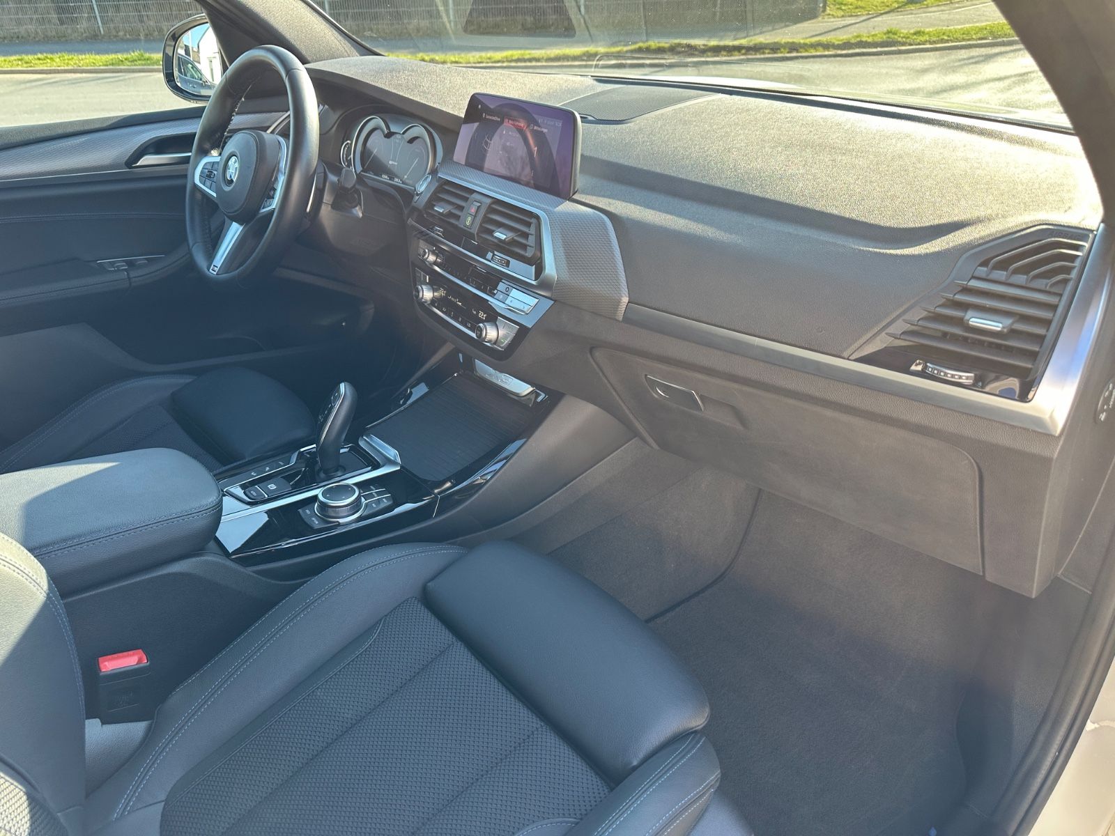 Fahrzeugabbildung BMW X3 xDrive30e M-Sport/Navi/Head-Up/LED/AHK