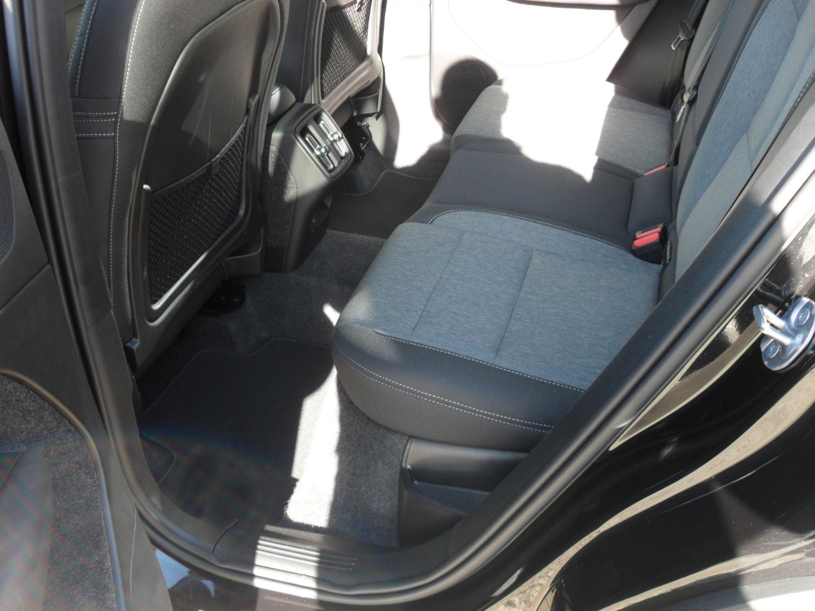 Fahrzeugabbildung Volvo XC 40 B3 Plus Black Edition | 360° | Panor.