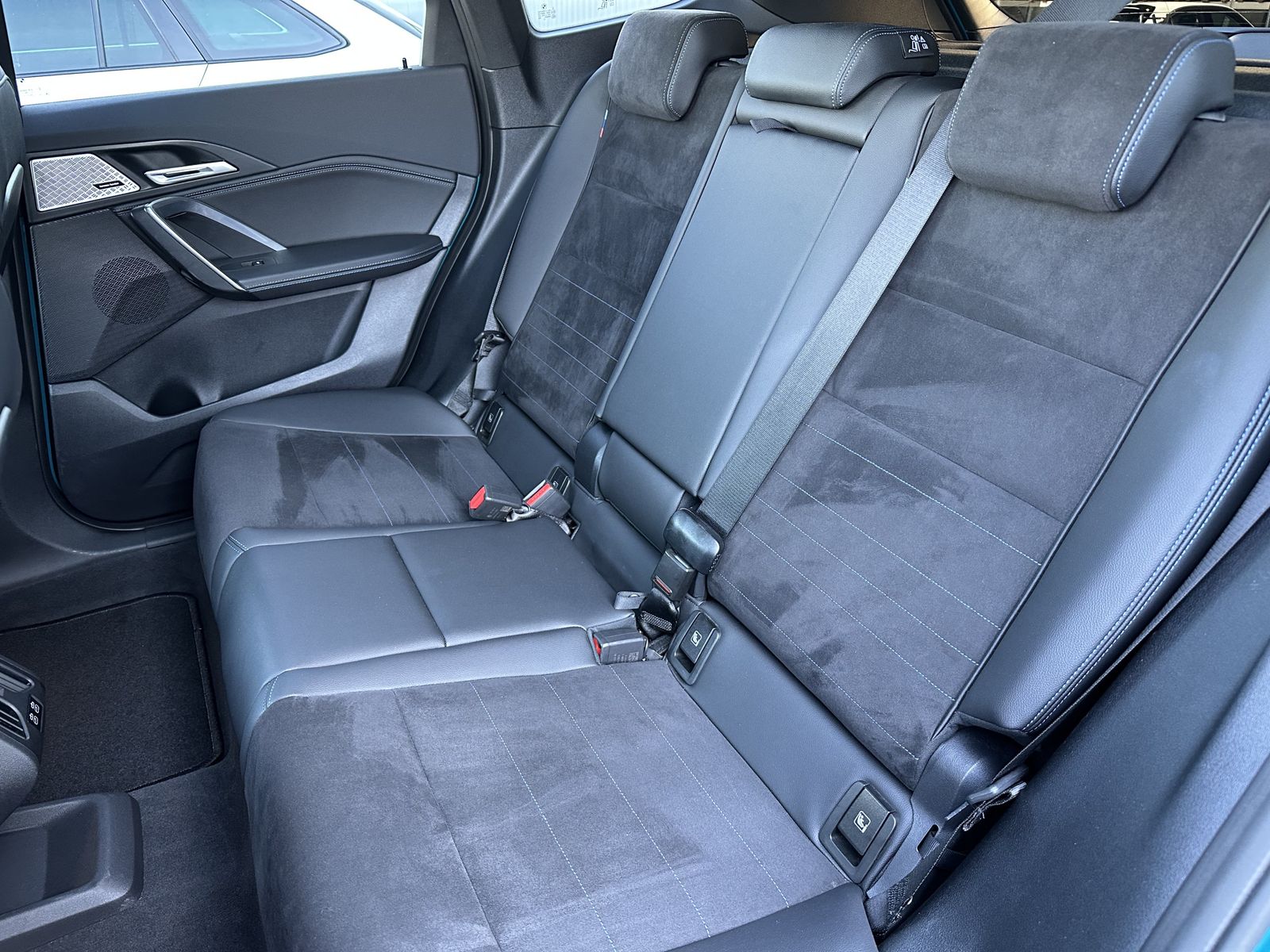 Fahrzeugabbildung BMW iX1 30 xDrive M-Sport NAV+LED+PANO+AHK+19ZO+360°