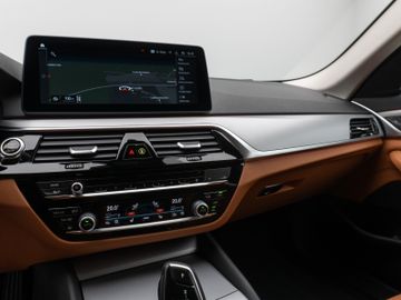 Fahrzeugabbildung BMW 530d Tour HUD ACC Kamera DAB Komfortzugang