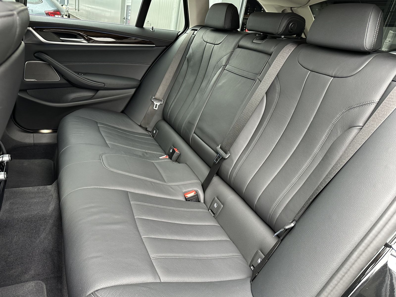 Fahrzeugabbildung BMW 530e Touring xDrive Luxury NAV+LASER+HUD+H&K+ACC