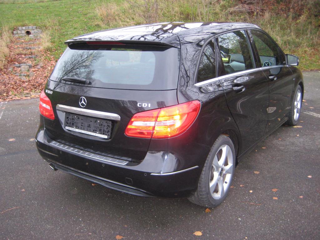 Mercedes-Benz B 180