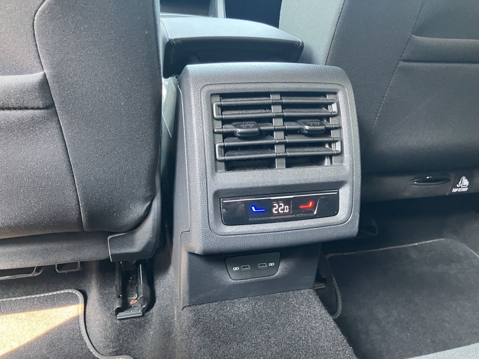 Fahrzeugabbildung Volkswagen Golf VIII eTSI Life DSG LED Navi ACC RFK