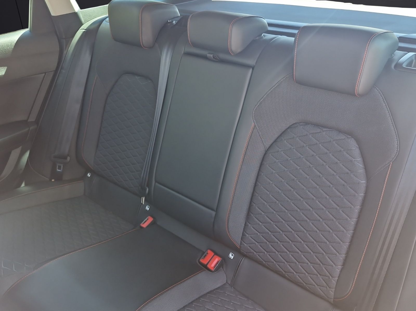 Fahrzeugabbildung SEAT Leon ST FR 1.5 TSI LED Navi AHK VC SHZ RFK