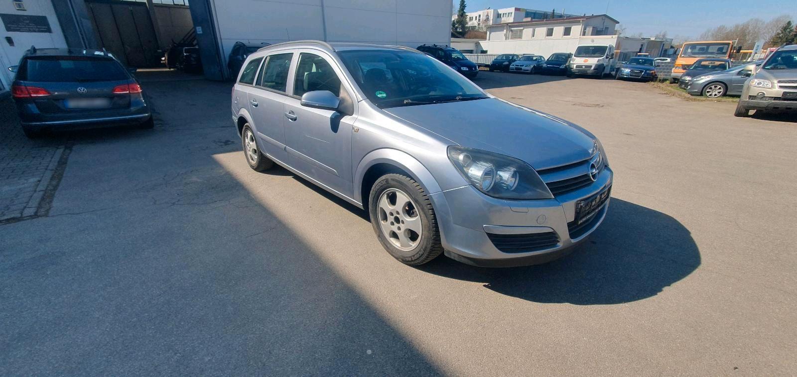 Opel Astra 2005 — rear view