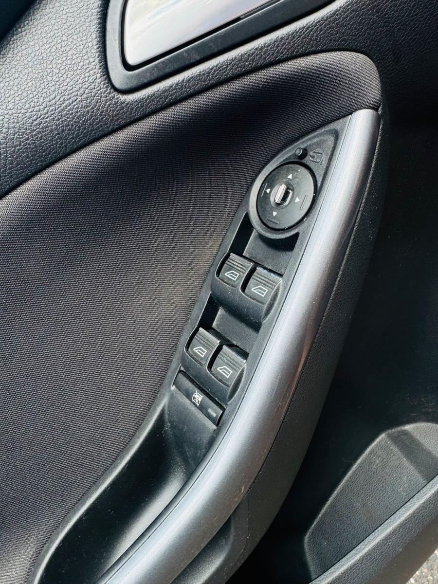 Ford Focus 2012 — фото 12