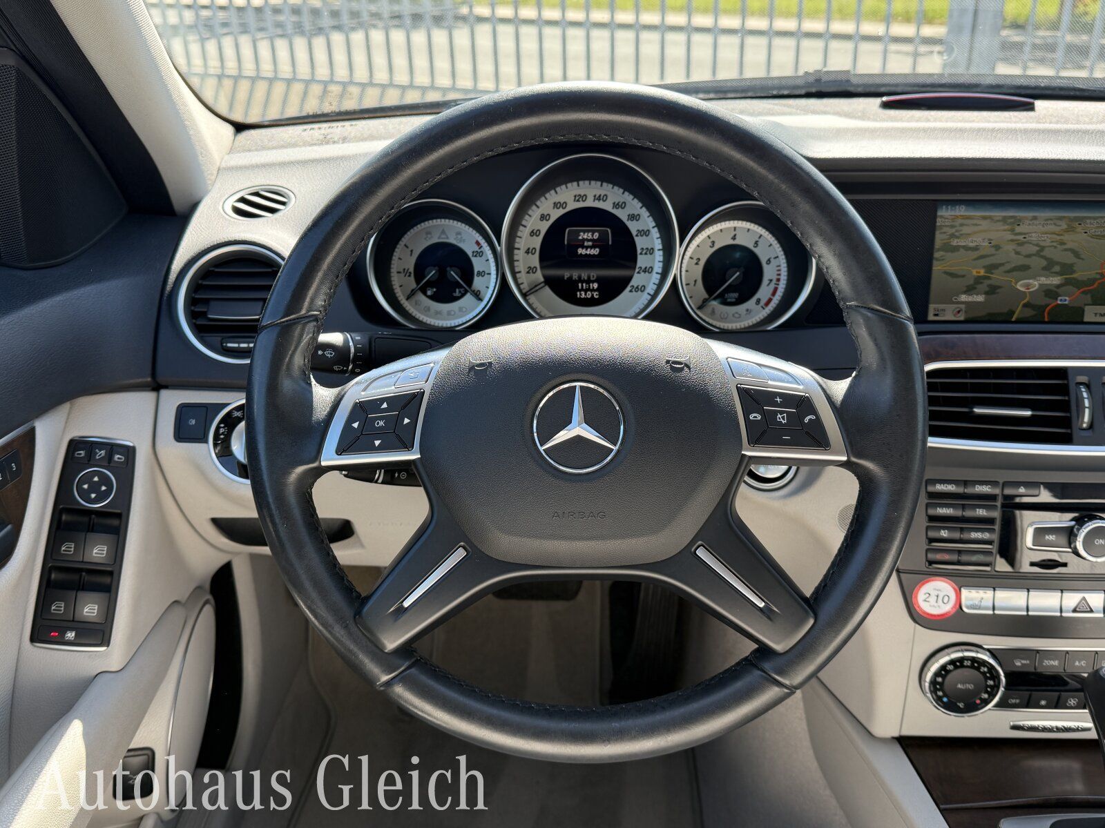 Fahrzeugabbildung Mercedes-Benz C 180 CGI Elegance BE Ausstattung BlueEfficiency