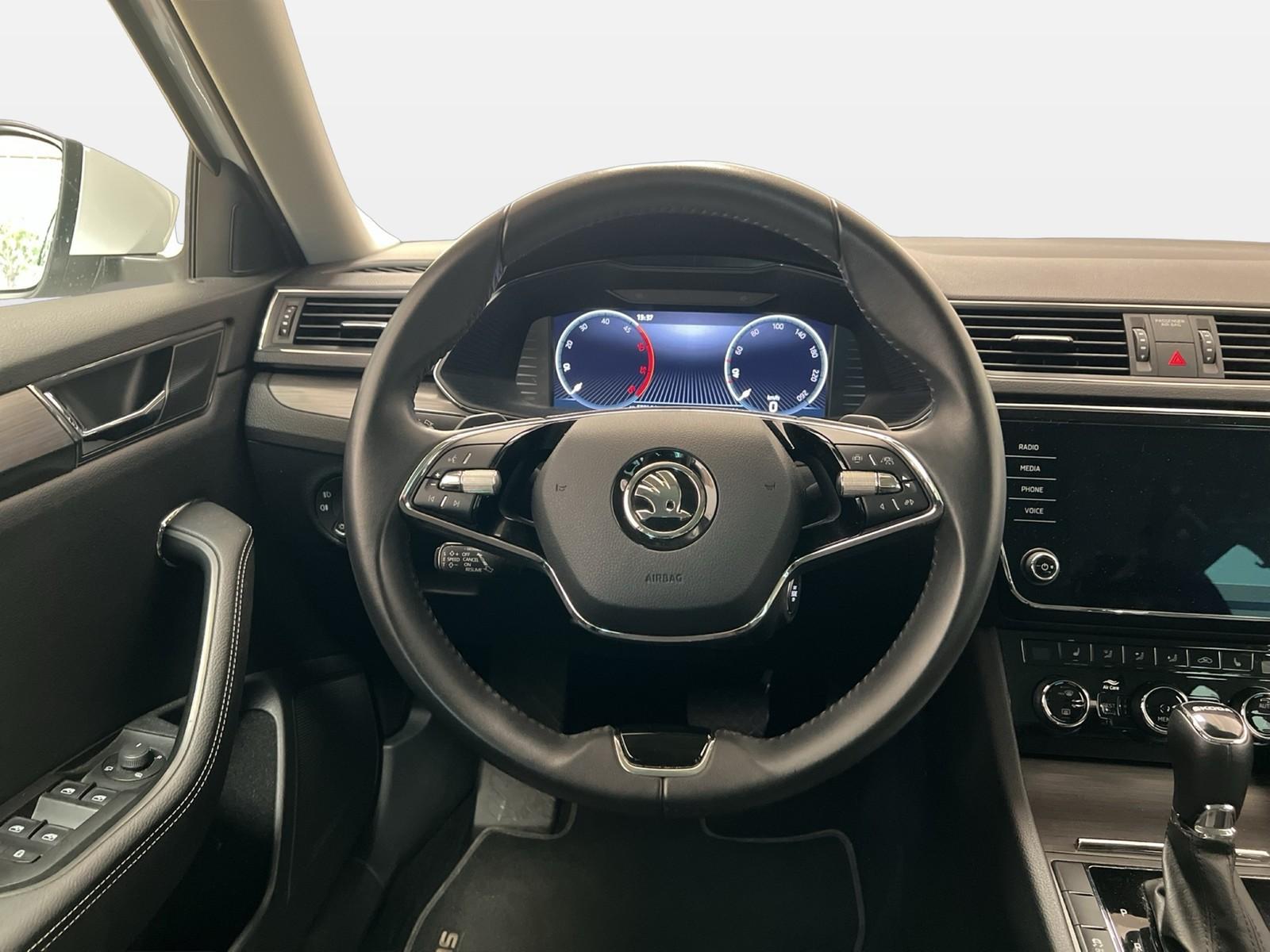 Skoda Superb Combi 2.0 TDI Style AHK RFK 19" NAVI ACC