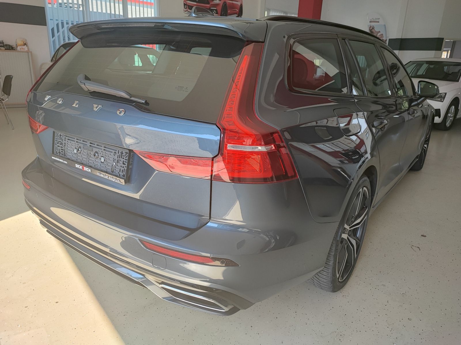 Fahrzeugabbildung Volvo V60 d B4 R Design ACC/KAM/LED/NAVI/SHZ/EL.SI+MEM