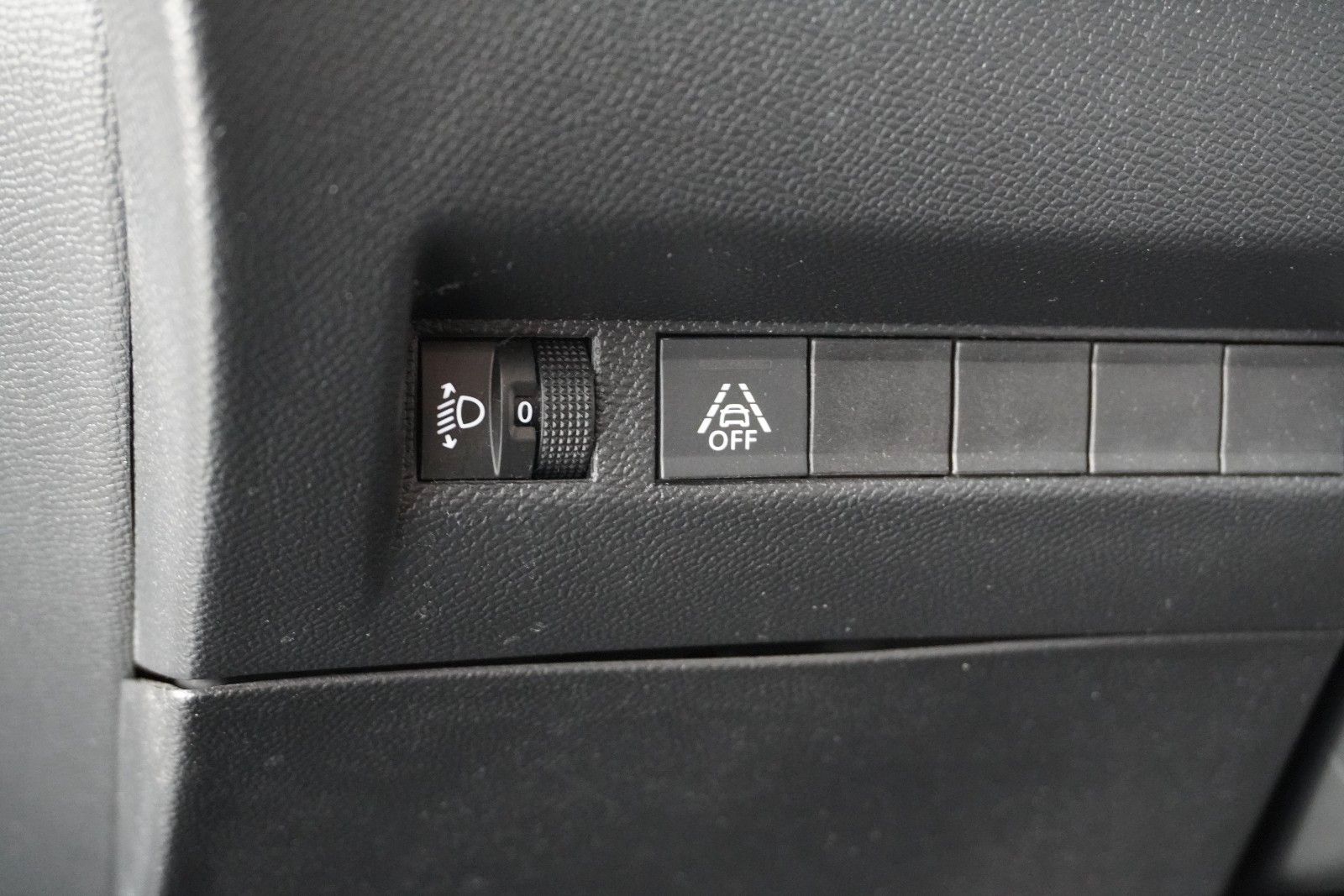 Fahrzeugabbildung Peugeot 2008 1.2T ACTIVE PACK NAVI/LED/KAMERA/SPORT/SH