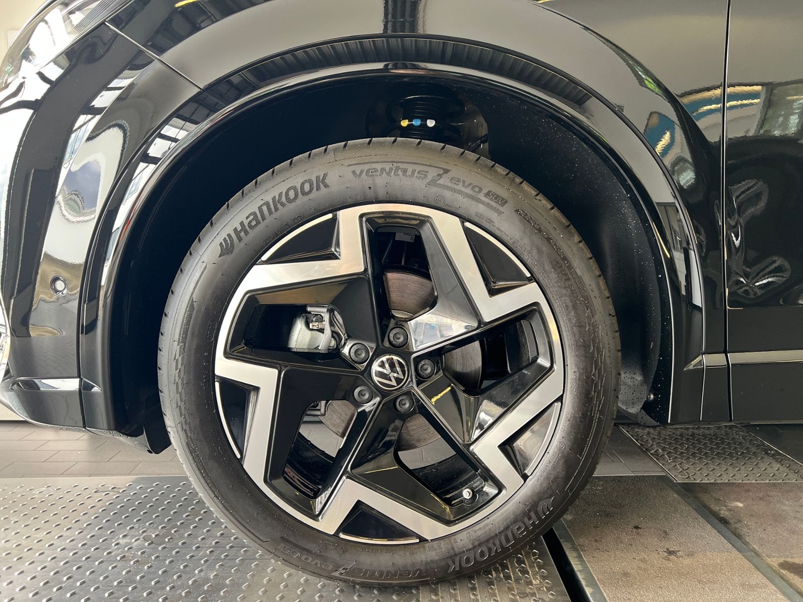 Fahrzeugabbildung Volkswagen Tiguan R-Line 1.5 eTSI DSG *AHK, IQ.Light, ACC,
