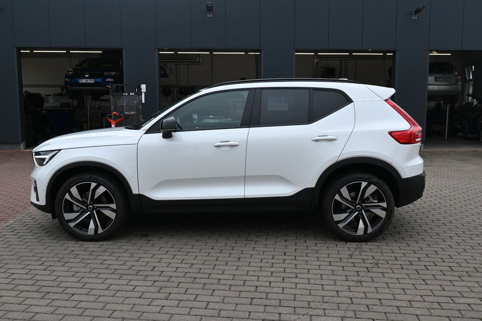 Fahrzeugabbildung Volvo XC40 B4 DKG Ultra Dark*FSHZG*PANO*360°*ACC