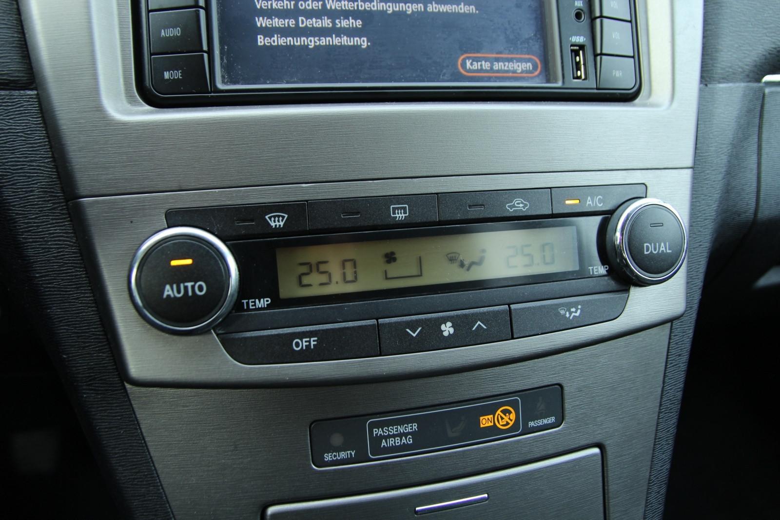 Toyota Avensis 2010 — photo 13