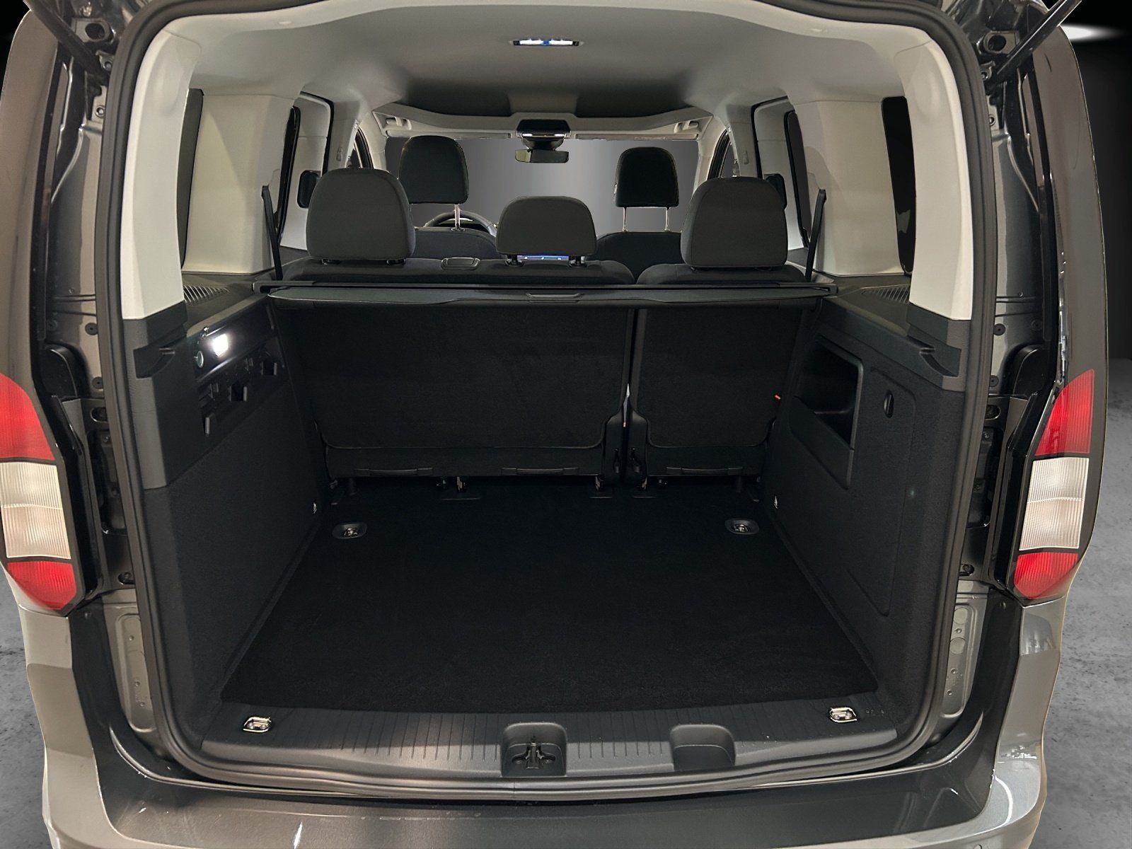 Fahrzeugabbildung Ford Tourneo Connect Benzin Automatik AHK Kamera PDC