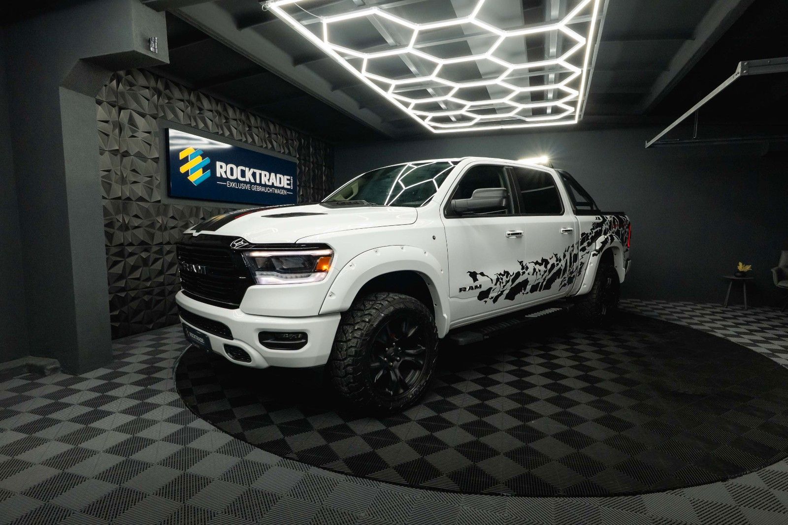 Fahrzeugabbildung Dodge RAM 5.7 V8 HEMI 4x4 OFFROAD Night-Paket *LED*