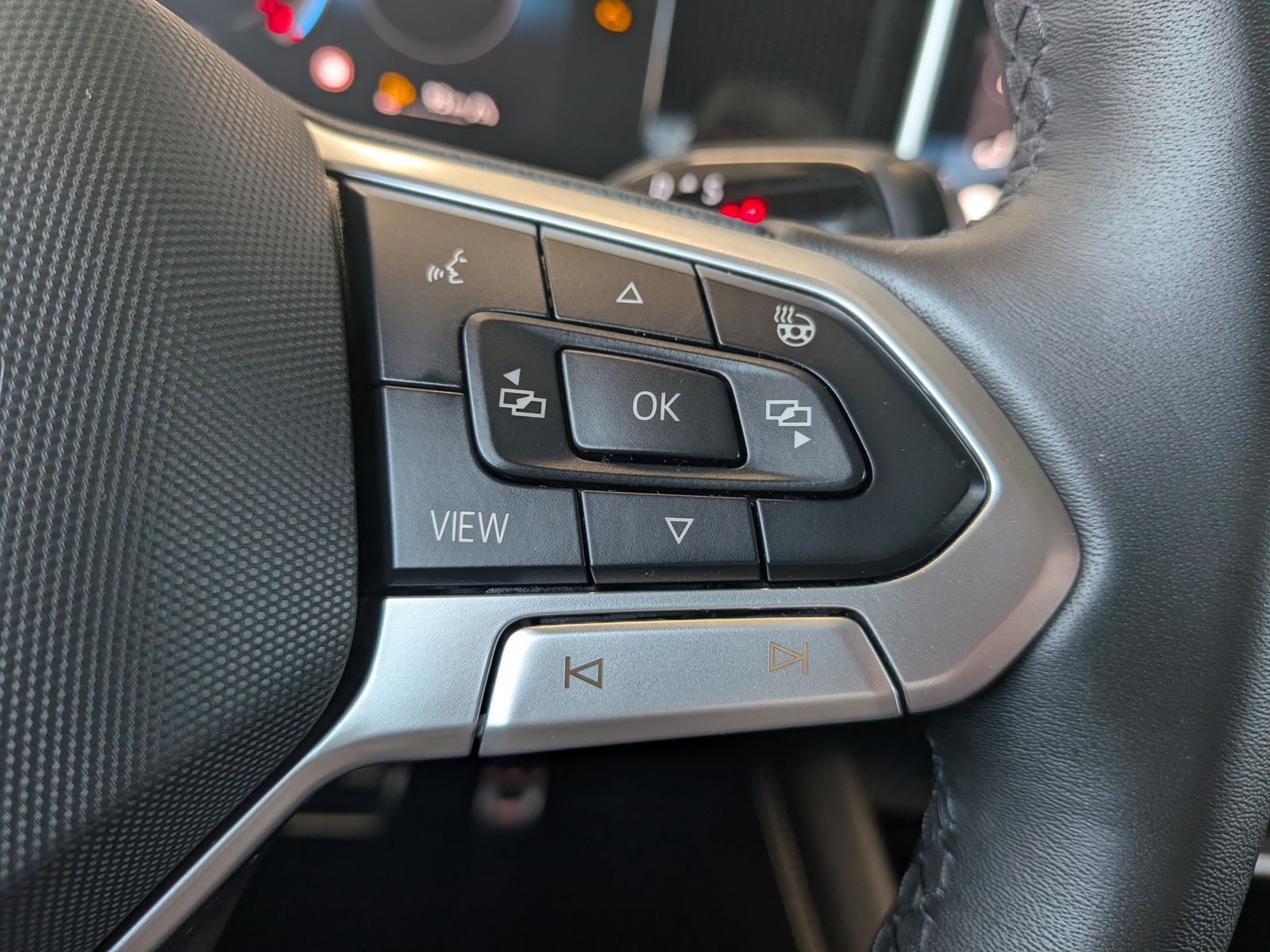 Fahrzeugabbildung Volkswagen Tiguan 1.5 eTSI ENERGY HD-Matrix 360 AHK 19