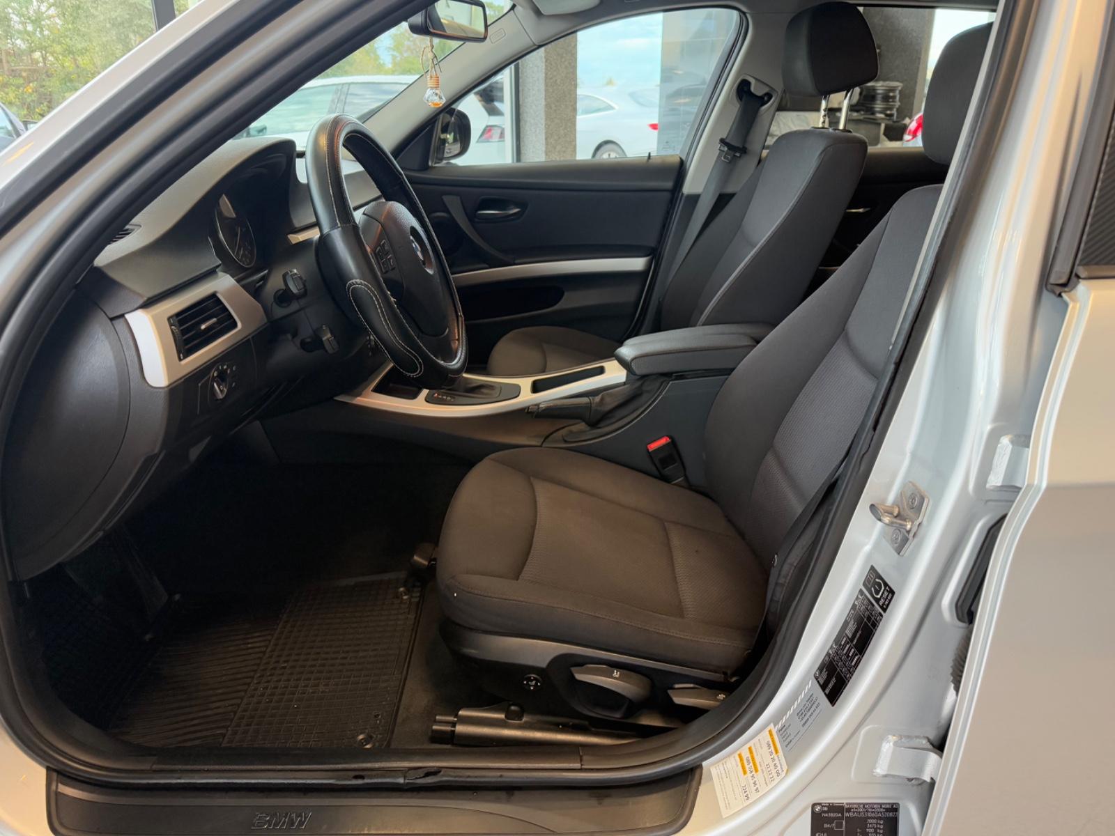 BMW 318 2009 — interior