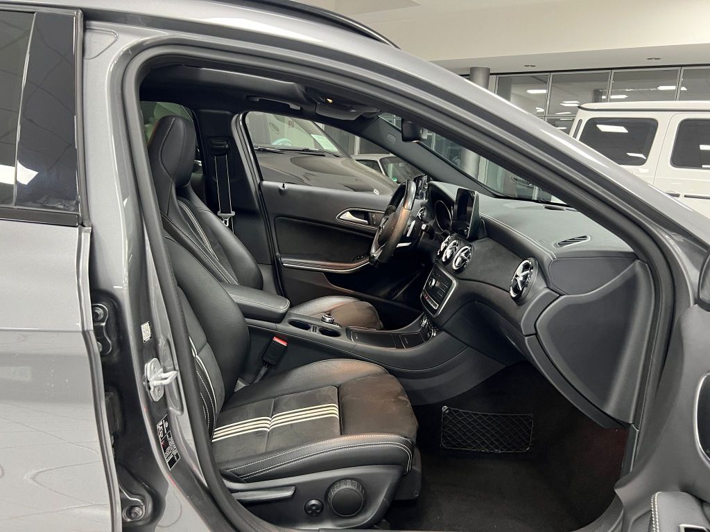 Mercedes-Benz GLA 250 4Matic 7G*AMG*LED*PANO*COMAND*KAMERA*