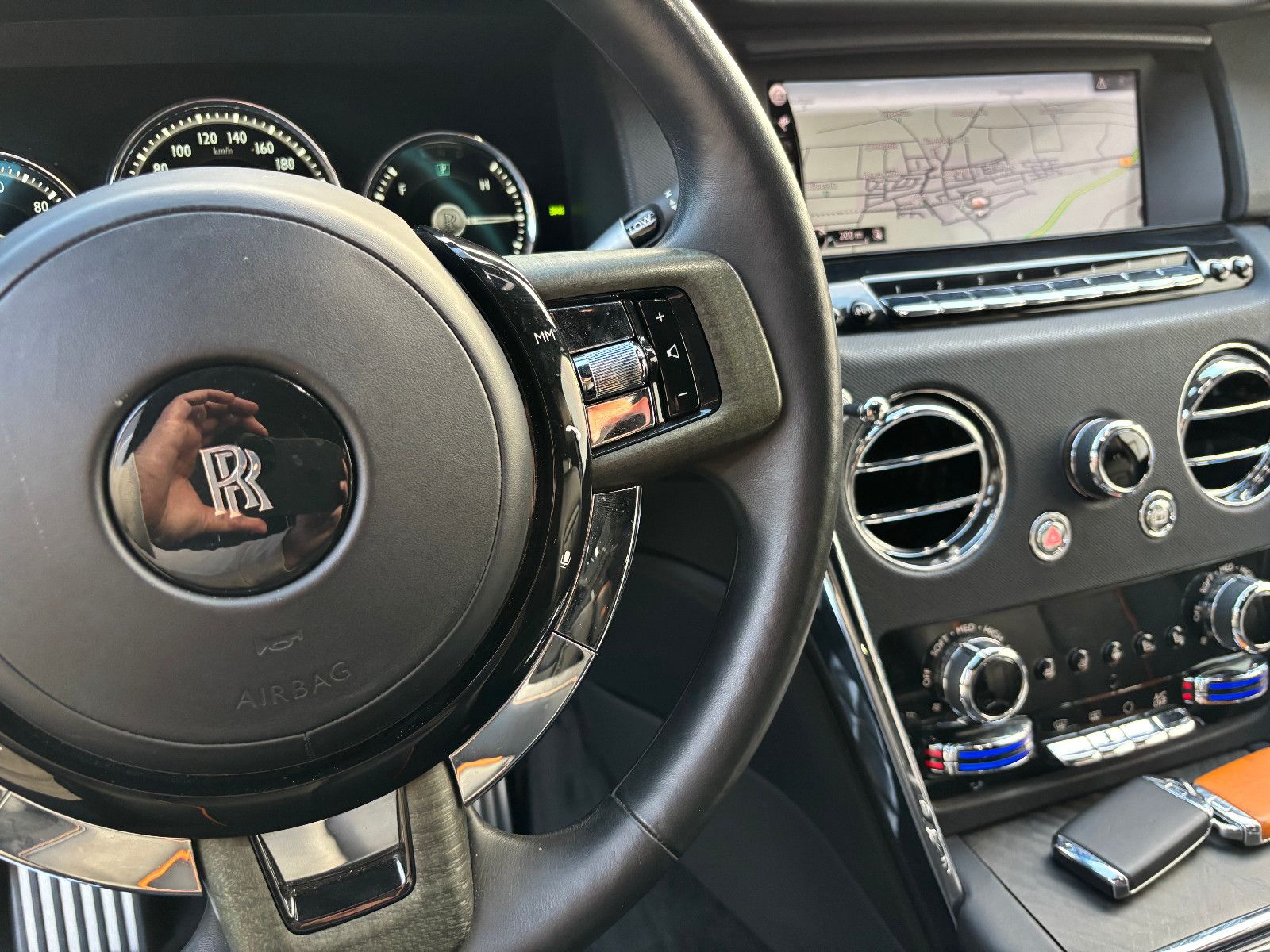 Fahrzeugabbildung Rolls-Royce Cullinan/NOVITEC/WIDEBODY/24''/FOND-TV/STERNEHIM